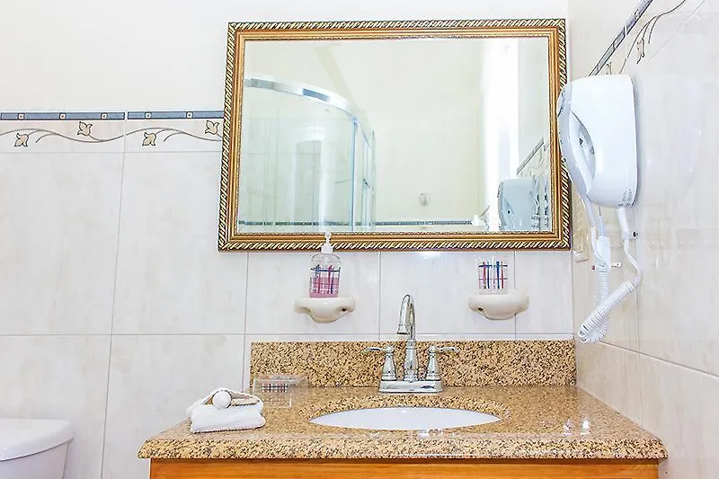 Hotel Alexandrina كينغستاون 3*,  سانت فنسينت والجرينادينز